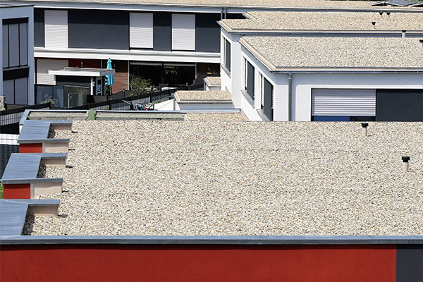 Building with durable and resistant gravel roof