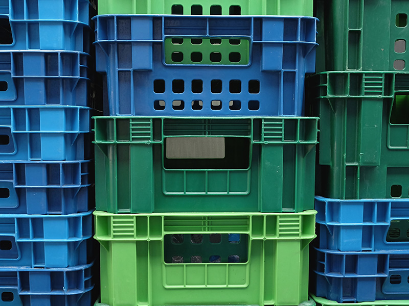 Gestapelte Kunststoffboxen aus Lucofin hergestellt durch das Spritzgussverfahren