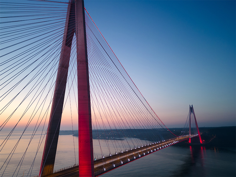 Rote Stahlbrücke abgedichtet mit Lucobridge gegen Korrosion