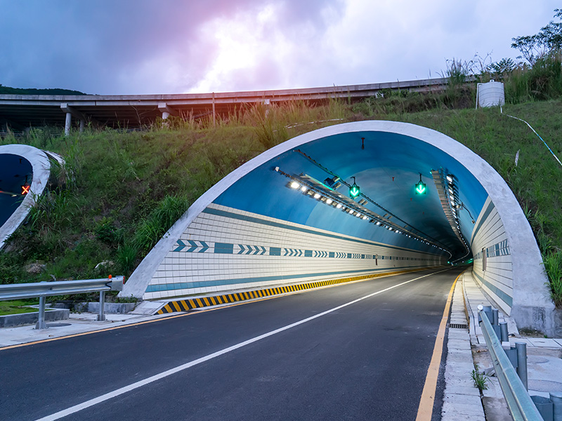 Tunnel made of thermoplastic material with high resistance