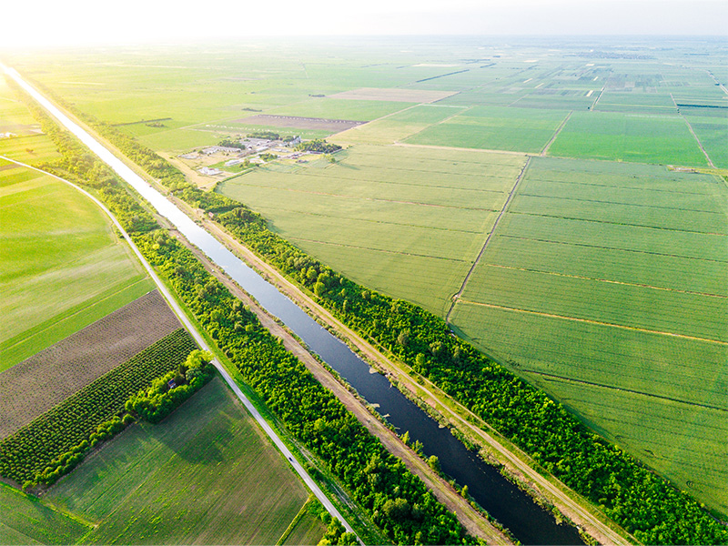 Wasserkanal in einer Landschaft mit einer Kunststoffabdichtung von LUCOBIT